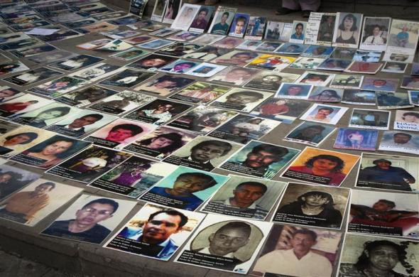 Chân dung những người nhập cư bị mất tích hiển thị trên màn hình tại quảng trường Queretaro ngày 6/11/2011. Chân dung những người nhập cư bị mất tích hiển thị trên màn hình tại quảng trường Queretaro ngày 6/11/2011.