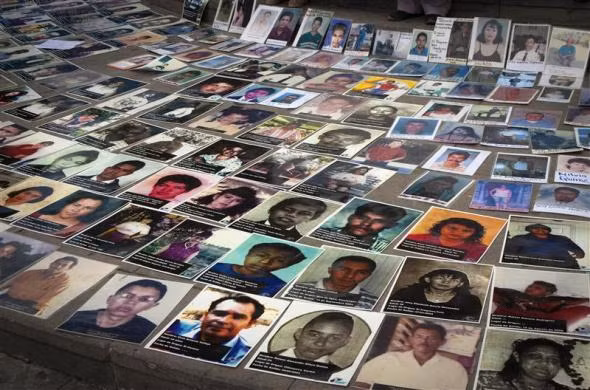 Chân dung những người nhập cư bị mất tích hiển thị trên màn hình tại quảng trường Queretaro ngày 6/11/2011.