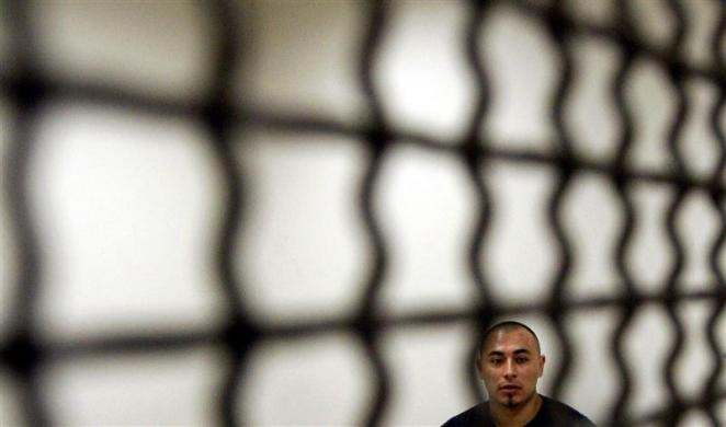 Antonio Lemus, một người Mexico nhập cư bất hợp pháp bị bắt tại Santa Ana, California, ngày 13/9/2007. Antonio Lemus, một người Mexico nhập cư bất hợp pháp bị bắt tại Santa Ana, California, ngày 13/9/2007.