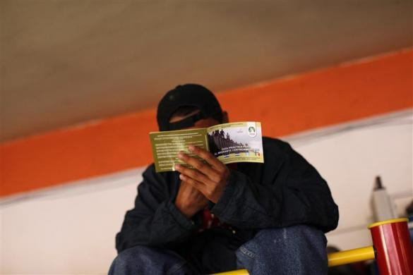 Một người di cư từ Honduras đọc một cuốn cẩm nang dành cho người nhập cư trước đêm Giáng sinh tại nơi tạm trú "La Lecheria" trong Tultitlan, ngoại ô của thành phố Mexico City ngày 24 tháng 12 năm 2011. Một người di cư từ Honduras đọc một cuốn cẩm nang dành cho người nhập cư trước đêm Giáng sinh tại nơi tạm trú "La Lecheria" trong Tultitlan, ngoại ô của thành phố Mexico City ngày 24 tháng 12 năm 2011.