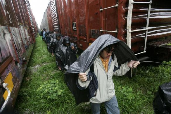 Người di cư dùng túi nhựa tránh mưa đi giữa những toa tàu ngày 31/8/2010. Người di cư dùng túi nhựa tránh mưa đi giữa những toa tàu ngày 31/8/2010.