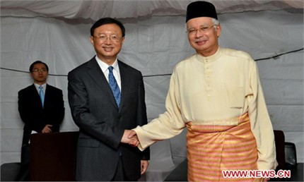 Ngoại trưởng Trung Quốc Dương Khiết Trì (trái) và Thủ tướng Malaysia Datuk Seri Najib Tun Razak. Ảnh Thời báo Hoàn cầu Ngoại trưởng Trung Quốc Dương Khiết Trì (trái) và Thủ tướng Malaysia Datuk Seri Najib Tun Razak. Ảnh Thời báo Hoàn cầu