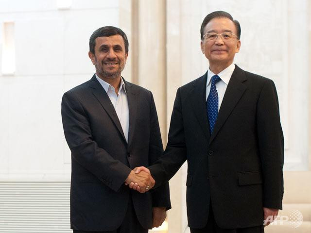 Tổng thống Iran Mahmoud Ahmadinejad và Thủ tướng Trung Quốc Ôn Gia Bảo trong cuộc gặp gỡ tại Bắc Kinh ngày 6/6. Tổng thống Iran Mahmoud Ahmadinejad và Thủ tướng Trung Quốc Ôn Gia Bảo trong cuộc gặp gỡ tại Bắc Kinh ngày 6/6.