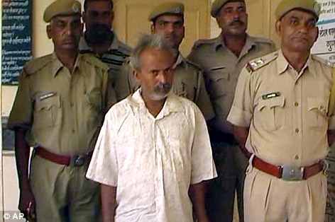 Ogad Singh tại đồn cảnh sát địa phương. Ogad Singh tại đồn cảnh sát địa phương.