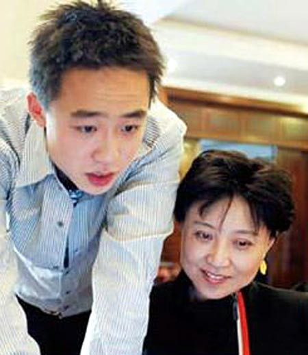 Bạc Qua Qua và mẹ Cốc Khai Lai những ngày êm ấm. Bạc Qua Qua và mẹ Cốc Khai Lai những ngày êm ấm.