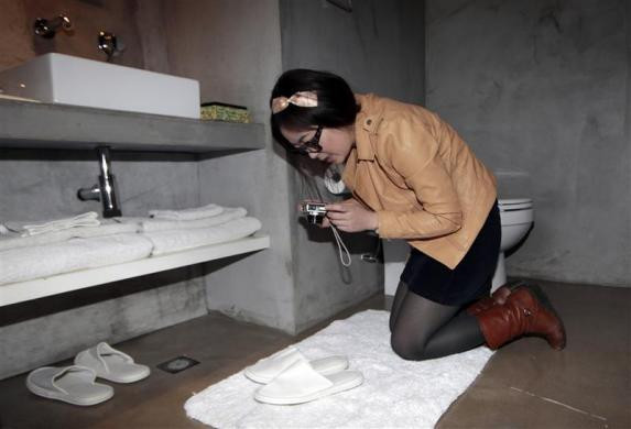 Thậm chí những đôi dép đi trong khách sạn cũng được kiểm tra và nhận xét kỹ lưỡng Thậm chí những đôi dép đi trong khách sạn cũng được kiểm tra và nhận xét kỹ lưỡng