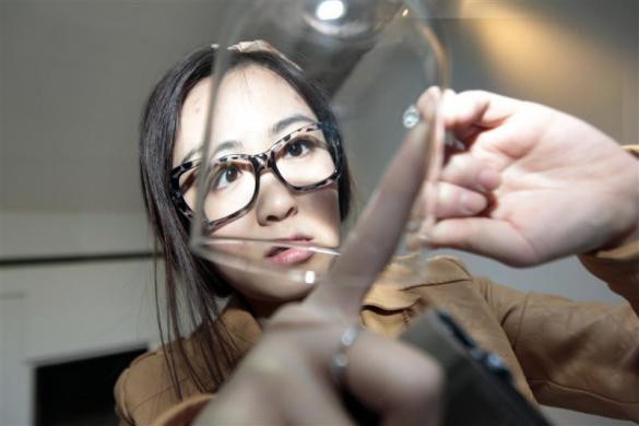 Kiểm tra ly tách trong phòng khách sạn - một phần không thể bỏ qua trong công việc của cô. Kiểm tra ly tách trong phòng khách sạn - một phần không thể bỏ qua trong công việc của cô.