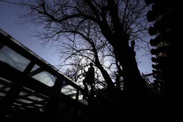 Zhuang đứng trên sân thượng của một khách sạn theo phong cách truyền thống có sân vườn tên là "Siheyuan" ở Bắc Kinh. Zhuang đứng trên sân thượng của một khách sạn theo phong cách truyền thống có sân vườn tên là "Siheyuan" ở Bắc Kinh.