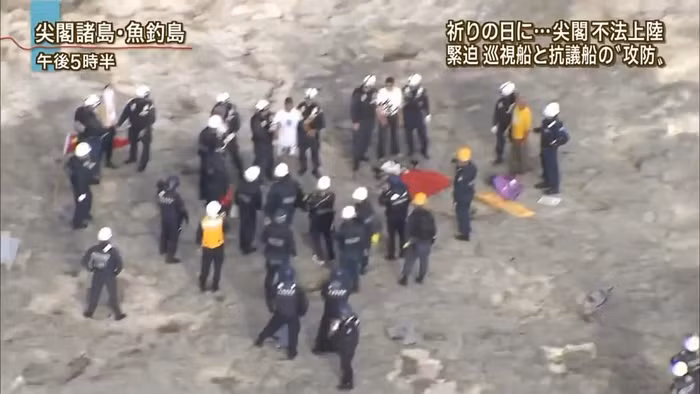 Nhóm người Trung Quốc đã cắm cờ và biểu ngữ trên đảo Uotsuri thuộc quần đảo Senkaku/Điếu Ngư để ủng hộ Bắc Kinh trong nỗ lực tuyên bố chủ quyền đối với quần đảo này.