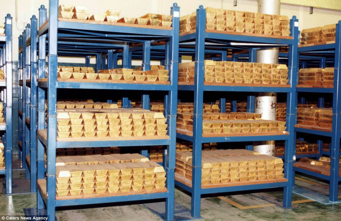 Hầm chứa vàng là một căng-tin cũ trong hệ thống hầm trú bom được xây dựng từ những năm 1940 dưới lòng thành phố London. Tất nhiên, cả căn phòng này đều được bảo vệ rất cẩn mật và có khả năng chống bom. Hầm chứa vàng là một căng-tin cũ trong hệ thống hầm trú bom được xây dựng từ những năm 1940 dưới lòng thành phố London. Tất nhiên, cả căn phòng này đều được bảo vệ rất cẩn mật và có khả năng chống bom.