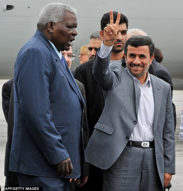 Phó Chủ tịch Cuba Esteban Lazo đón Tổng thống Iran Mahmoud Ahmadinejad tại sân bay Phó Chủ tịch Cuba Esteban Lazo đón Tổng thống Iran Mahmoud Ahmadinejad tại sân bay