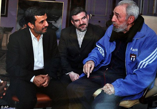 Cựu Chủ tịch Cuba Fidel Castro (phải) và Tổng thống Iran Ahmadinejad (trái) và phiên dịch viên (giữa) tại Havana ngày 11/1 Cựu Chủ tịch Cuba Fidel Castro (phải) và Tổng thống Iran Ahmadinejad (trái) và phiên dịch viên (giữa) tại Havana ngày 11/1