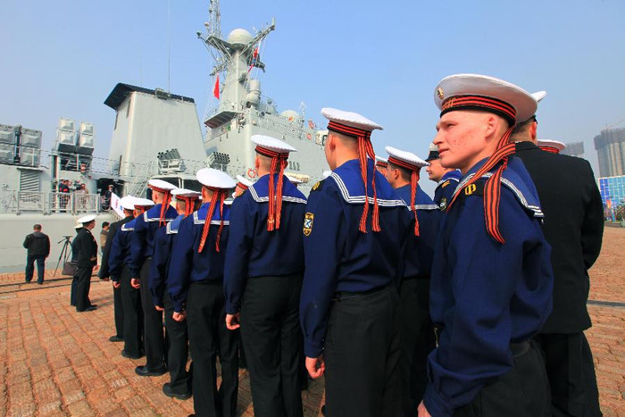Binh lính Nga từ chiến hạm Varyag thăm tàu khu trục tên lửa Thẩm Dương của Hải quân Trung Quốc tại căn cứ của Hạm đội Biển Bắc ở Thanh Đảo, tỉnh Sơn Đông, Trung Quốc.