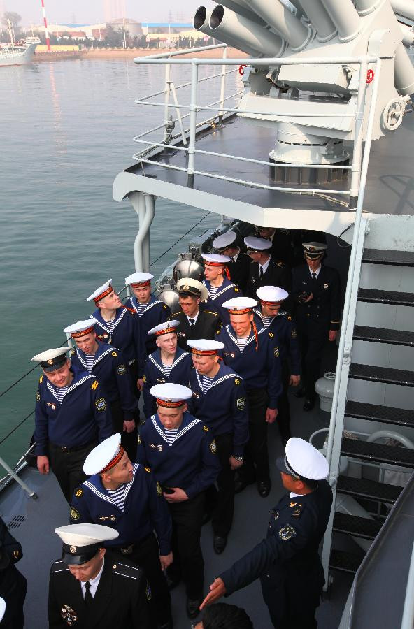 Binh lính Nga từ chiến hạm Varyag thăm tàu khu trục tên lửa Thẩm Dương của Hải quân Trung Quốc tại căn cứ của Hạm đội Biển Bắc ở Thanh Đảo, tỉnh Sơn Đông, Trung Quốc.