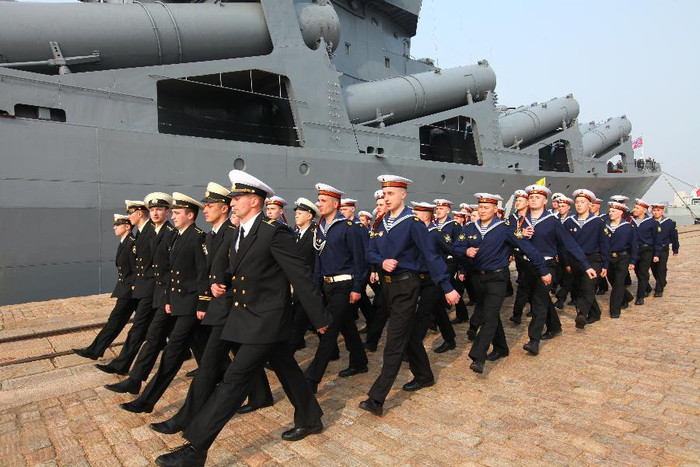 Sĩ quan và binh lính Nga trở về tàu sau khi kết thúc chuyến thăm tàu khu trục Trung Quốc.