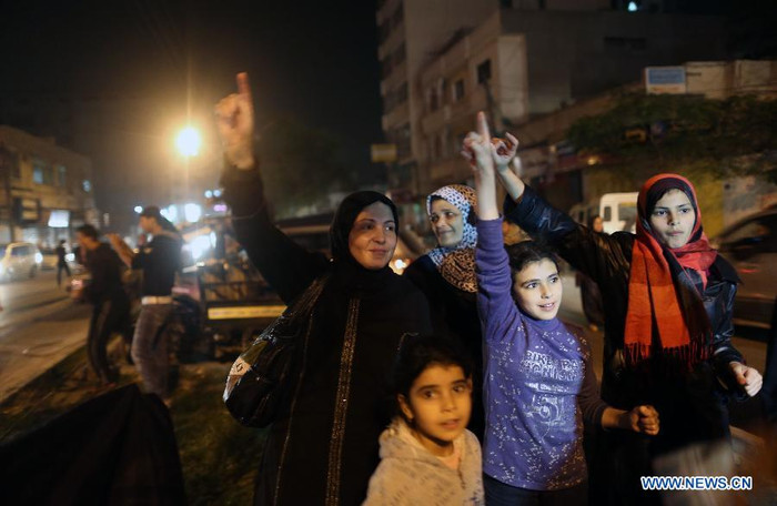 Người dân Palestine đổ xuống phố ăn mừng 1 ngày không pháo kích.