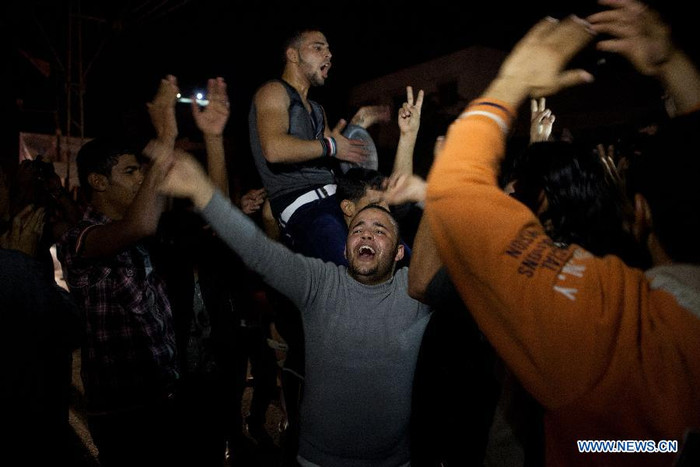 Người dân Palestine ăn mừng trên đường phố.