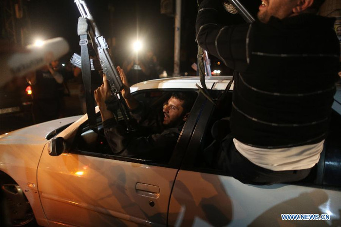 Người Palestine ăn mừng tại Gaza.