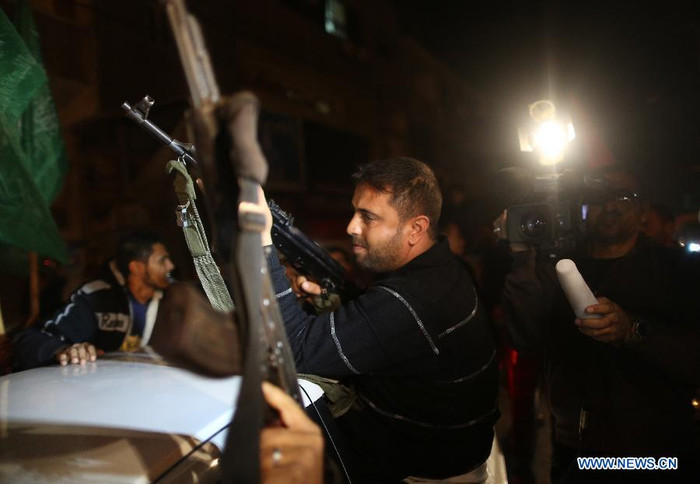 Các tay súng Palestine cũng bắn chỉ thiên ăn mừng.