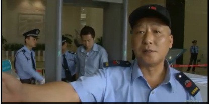 Nhân viên an ninh tòa án ngăn phóng viên vào phòng xét xử