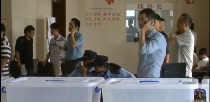 Nhiều phóng viên Trung Quốc và nước ngoài phải tác nghiệp bên ngoài hành lang