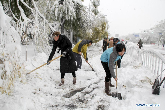 Người dân làm sạch tuyết trên đường phố.