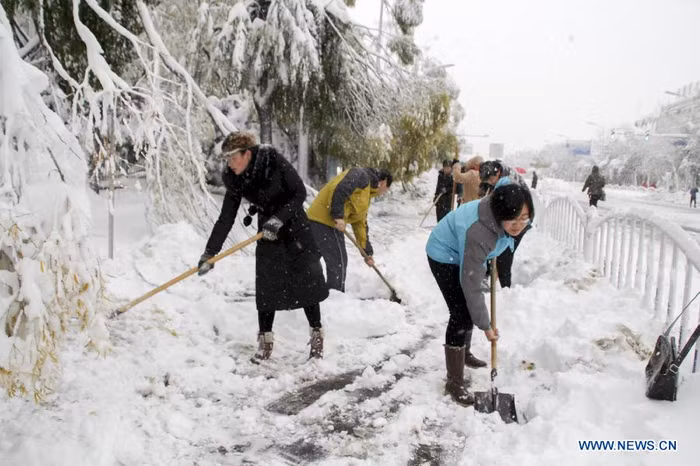 Người dân làm sạch tuyết trên đường phố.