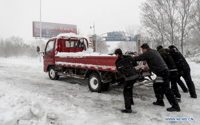 Dân làng dọn dẹp tuyết khôi phục giao thông.