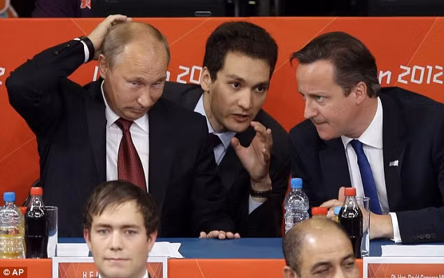 Hai nhà lãnh đạo tỏ ra rất tập trung theo dõi trận đấu.