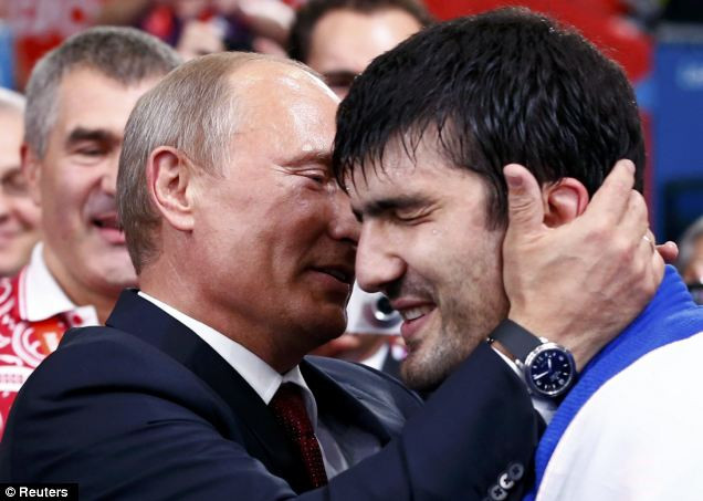 Tagir Khaibulaev hạnh phúc khi được Tổng thống chúc mừng.