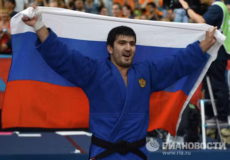 Tagir Khaibulaev nhận lá quốc kỳ từ khán đài sau khi hạ gục đấu thủ người Mông Cổ Mông Cổ Naydanu Tuvshinbayaru.