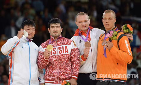 Tagir Khaibulaev và chiếc huy chương vàng Judo tại Olympic.