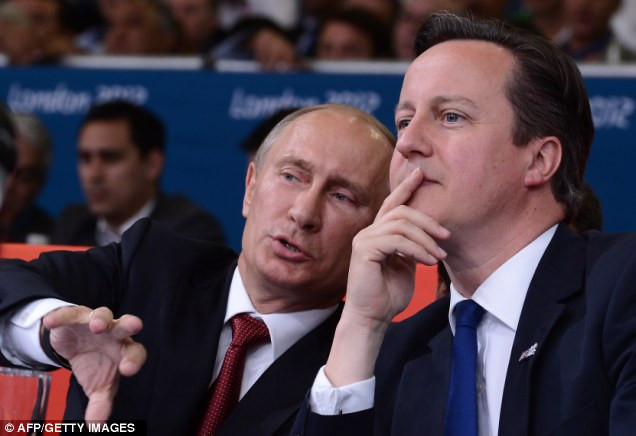 Thi thoảng, Thủ tướng Putin tranh thủ truyền đạt thêm kiến thức về bộ môn thể thao mà ông khá xuất sắc này cho người đồng nhiệm của nước Anh.