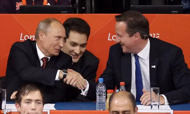 Hai nhà lãnh đạo đã xem thi đấu trong 45 phút.