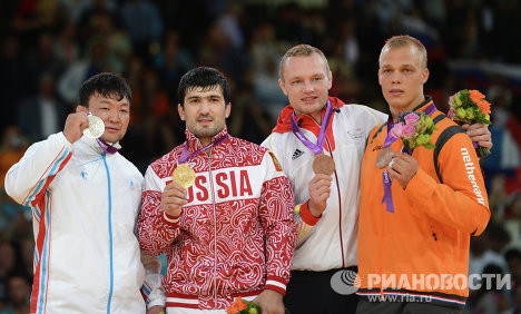 Tagir Khaibulaev và chiếc huy chương vàng Judo tại Olympic.