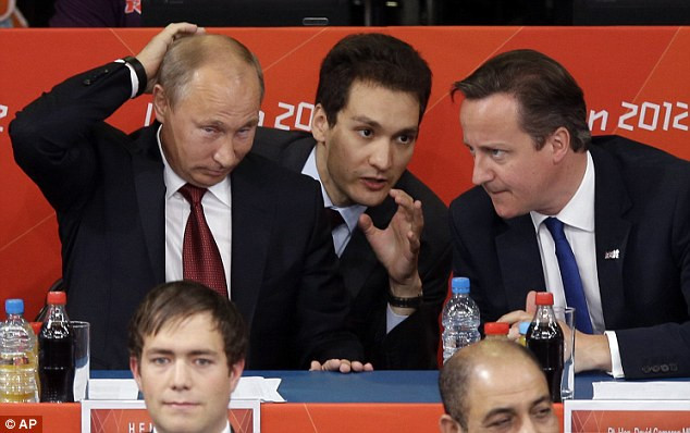 Hai nhà lãnh đạo tỏ ra rất tập trung theo dõi trận đấu.