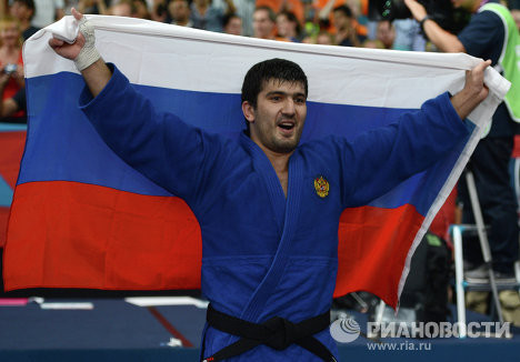 Tagir Khaibulaev nhận lá quốc kỳ từ khán đài sau khi hạ gục đấu thủ người Mông Cổ Mông Cổ Naydanu Tuvshinbayaru.