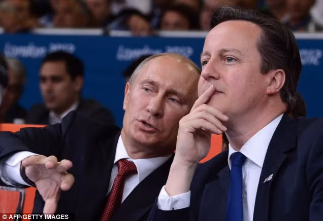 Thi thoảng, Thủ tướng Putin tranh thủ truyền đạt thêm kiến thức về bộ môn thể thao mà ông khá xuất sắc này cho người đồng nhiệm của nước Anh.