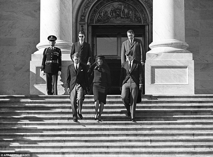 Tổng chưởng lý Robert Kennedy, vợ Tổng thống Kennedy - Jacqueline Kennedy và Thượng nghị sĩ Mỹ Edward Kennedy bước xuống từ nhà thờ Thánh Matthew. Tổng chưởng lý Robert Kennedy, vợ Tổng thống Kennedy - Jacqueline Kennedy và Thượng nghị sĩ Mỹ Edward Kennedy bước xuống từ nhà thờ Thánh Matthew.