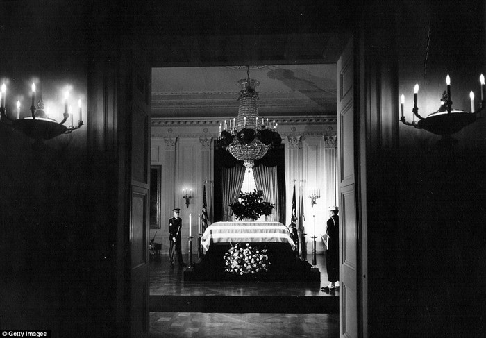 Linh cữu Tổng thống Kennedy được đặt bên trong phòng Đông của Nhà Trắng ngày 24/11/1963. Linh cữu Tổng thống Kennedy được đặt bên trong phòng Đông của Nhà Trắng ngày 24/11/1963.