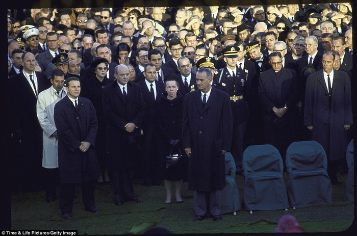 Tổng thống Lyndon Johnson, công chúa Beatrix của Hà Lan, Dean Rusk, Luis Somoza, Eamon DeValera trong tang lễ của Tổng thống Kennedy. Tổng thống Lyndon Johnson, công chúa Beatrix của Hà Lan, Dean Rusk, Luis Somoza, Eamon DeValera trong tang lễ của Tổng thống Kennedy.