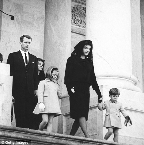 Phu nhân Jacqueline Kennedy cùng hai người con John Kennedy (3 tuổi) và Caroline (5 tuổi) trong tang lễ của Tổng thống Kennedy. Phu nhân Jacqueline Kennedy cùng hai người con John Kennedy (3 tuổi) và Caroline (5 tuổi) trong tang lễ của Tổng thống Kennedy.