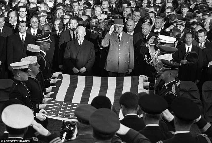 Ngày 25/11/1963, ước tính có khoảng 800.000 người Mỹ đã xếp hàng trên phố xem quan tài của Tổng thống Kennedy được rước về phía nhà thờ Thánh Matthew ở trung tâm Washington. Ngày 25/11/1963, ước tính có khoảng 800.000 người Mỹ đã xếp hàng trên phố xem quan tài của Tổng thống Kennedy được rước về phía nhà thờ Thánh Matthew ở trung tâm Washington.