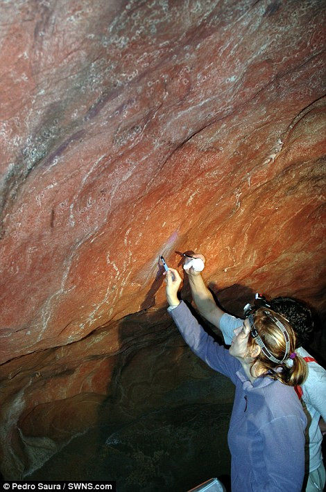 Theo các nhà nghiên cứu, họ đã xác định được tuổi thọ của những bức tranh nhờ các nhũ đá và độ phân rã phóng xạ của Uran. Theo các nhà nghiên cứu, họ đã xác định được tuổi thọ của những bức tranh nhờ các nhũ đá và độ phân rã phóng xạ của Uran.