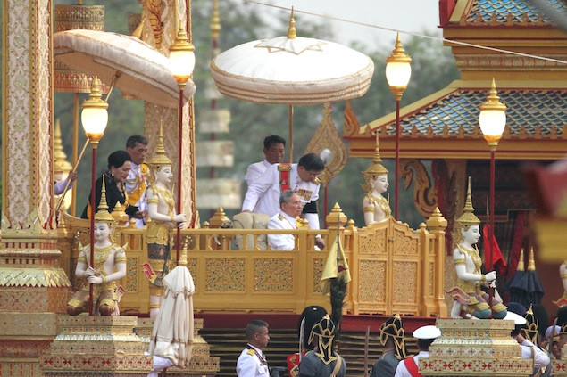 Vua Bhumibol Adulyadej tại tang lễ của người chị gái.