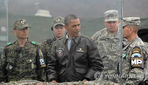 Trong khuôn khổ chuyến thăm, ông Obama đã có cuộc gặp gỡ và trò chuyện cùng các binh sĩ Mỹ-Hàn đang làm nhiệm vụ tại đây. Trong khuôn khổ chuyến thăm, ông Obama đã có cuộc gặp gỡ và trò chuyện cùng các binh sĩ Mỹ-Hàn đang làm nhiệm vụ tại đây.