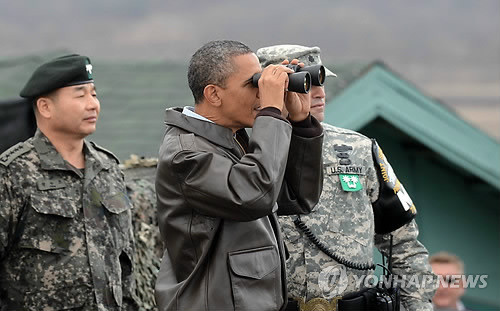 Đi cùng với ông Obama còn có Tham mưu trưởng Quân đội Hàn Quốc - tướng Jung Seung-jo (trái). Đi cùng với ông Obama còn có Tham mưu trưởng Quân đội Hàn Quốc - tướng Jung Seung-jo (trái).