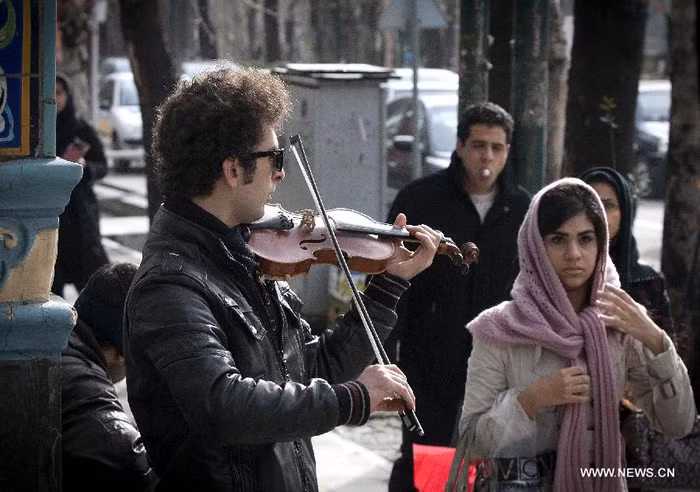 Nghệ sĩ violong đường phố ngày 2/2