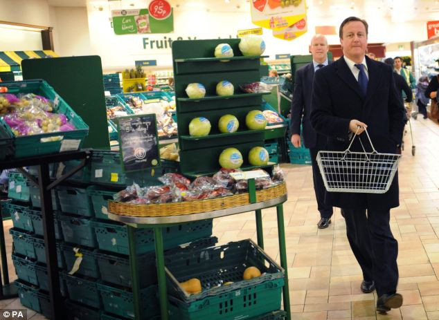 Thủ tướng Cameroon tại quầy hoa quả