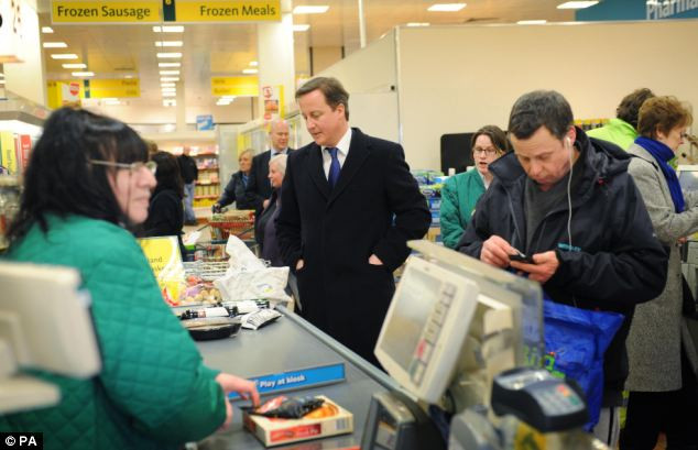 Không có sự ưu tiên nào, Thủ tướng Anh cũng phải xếp hàng thanh toán với một giỏ đầy rau xanh và cá tươi